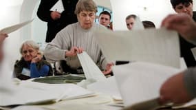 Dépouillement dans un bureau de Kiev. Le Parti des régions du président ukrainien Viktor Ianoukovitch arrive en tête aux élections législatives de dimanche et semble en mesure de conserver sa majorité au parlement, selon deux sondages sortie des urnes. /P