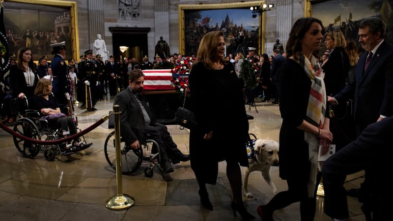 Des vétérans et l'ancien chien guide de Goerge H.W. Bush près du cercueil de l'ancien président des Etats-Unis, le 4 décembre 2018 au Capitole à Washington. 