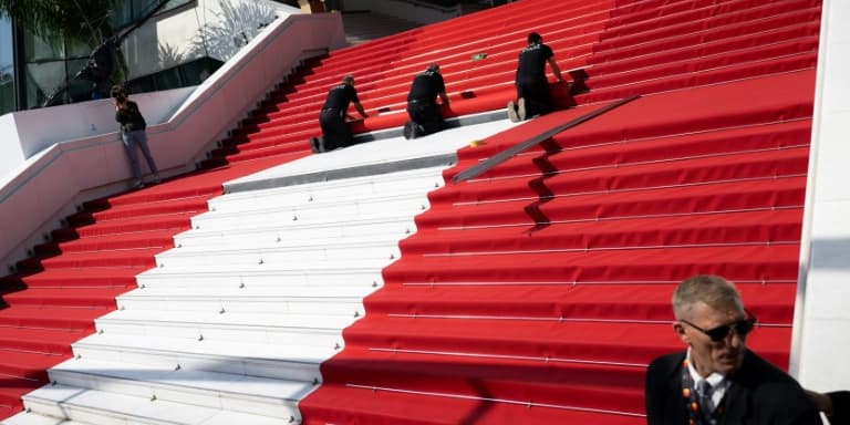 Pose du tapis rouge sur les marche du palais du festival, à Cannes, le 17 mai 2022