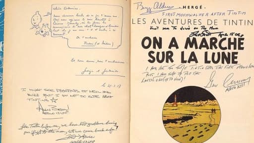 Cette édition originale de "On a marché sur la Lune", signée par Hergé et six astronautes, est estimée à 25.000 euros.