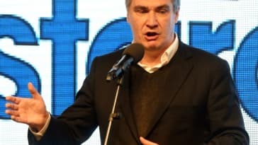 Le Premier ministre croate Zoran Milanovic, s'adresse aux militants après les premiers résultats des élections législatives qui le donne en deuxième position, le 8 novembre 2015 à Zagreb Le Premier ministre croate Zoran Milanovic, s'adresse aux militants après les premiers résultats des élections législatives qui le donne en deuxième position, le 8 novembre 2015 à Zagreb