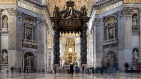 L'autel papal et du baldaquin, dans la partie centrale de la basilique Saint-Pierre au Vatican.