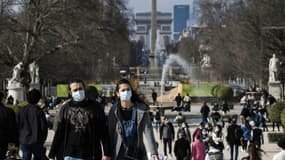 La population parisienne, profitant du soleil au jardin des Tuileries à Paris, le 23 février 2021, malgré l'épidémie de covid-19