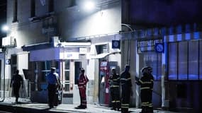 Des pompiers et des policiers à la gare de Brandizzo, en Italie, dans la nuit de mercredi à jeudi. 