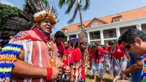 Des membres du collectif des "500 frères" et des amérindiens manifestent lors d'une rencontre avec leurs représentants et le gouvernement le 1er avril 2017 à Cayenne