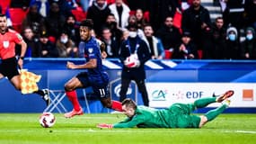 Kingsley Coman efface le gardien adverse pour servir Kylian Mbappé