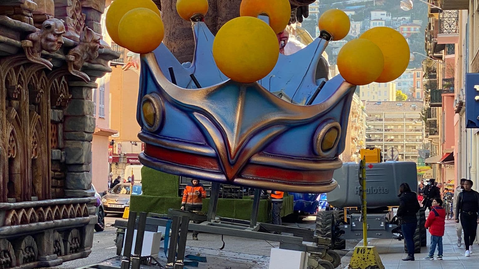 Le montage des chars du carnaval de Nice.