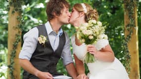 Un couple de jeune mariés le jour de leur mariage (Photo d'illustration).