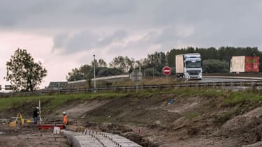 Une autoroute à côté du site de construction d'un mur visant à empêcher les migrants de rejoindre la Grande-Bretagne, à Calais, le 12 octobre 2016.