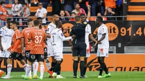 Un carton rouge présenté à Dion Lopy, à Lorient le 15 octobre 2022