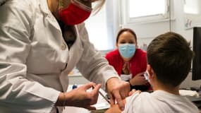 Un enfant est vacciné contre le Covid-19 le 22 décembre 2021 à Strasbourg