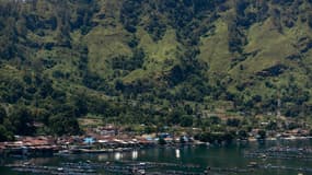 Vue du lac Toba, la plus grande caldeira au monde, au nord de Sumatra, Indonésie 