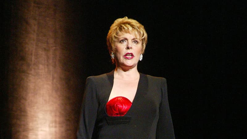 Sylvie Joly sur la scène du Palais Royal à Paris en 2002.