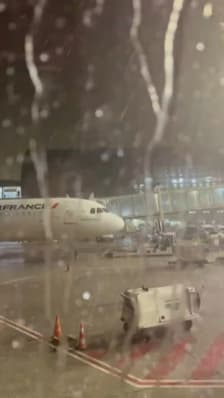 Les images de l'aéroport de Paris-Charles de Gaulle perturbé par les orages et la grêle