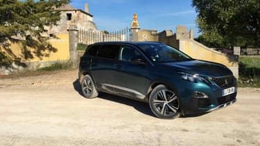 Peugeot renouvelle cette année le 5008. Fini le monospace, bienvenu au grand SUV 7 places.
