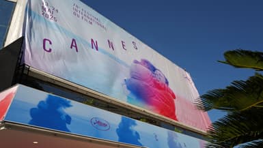 Le Palais des Festivals à Cannes le 11 mai 2025, avec l'affiche de la 78e édition, qui représente une scène du film "Un homme et une femme". (Photo d'archive)