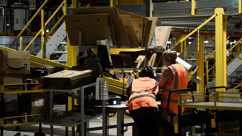 Amazon s'engage à continuer à payer le personnel chargé du ménage ou des restaurants d'entreprise, qui se retrouve au chômage technique, au moins jusqu'à fin mars 2020.