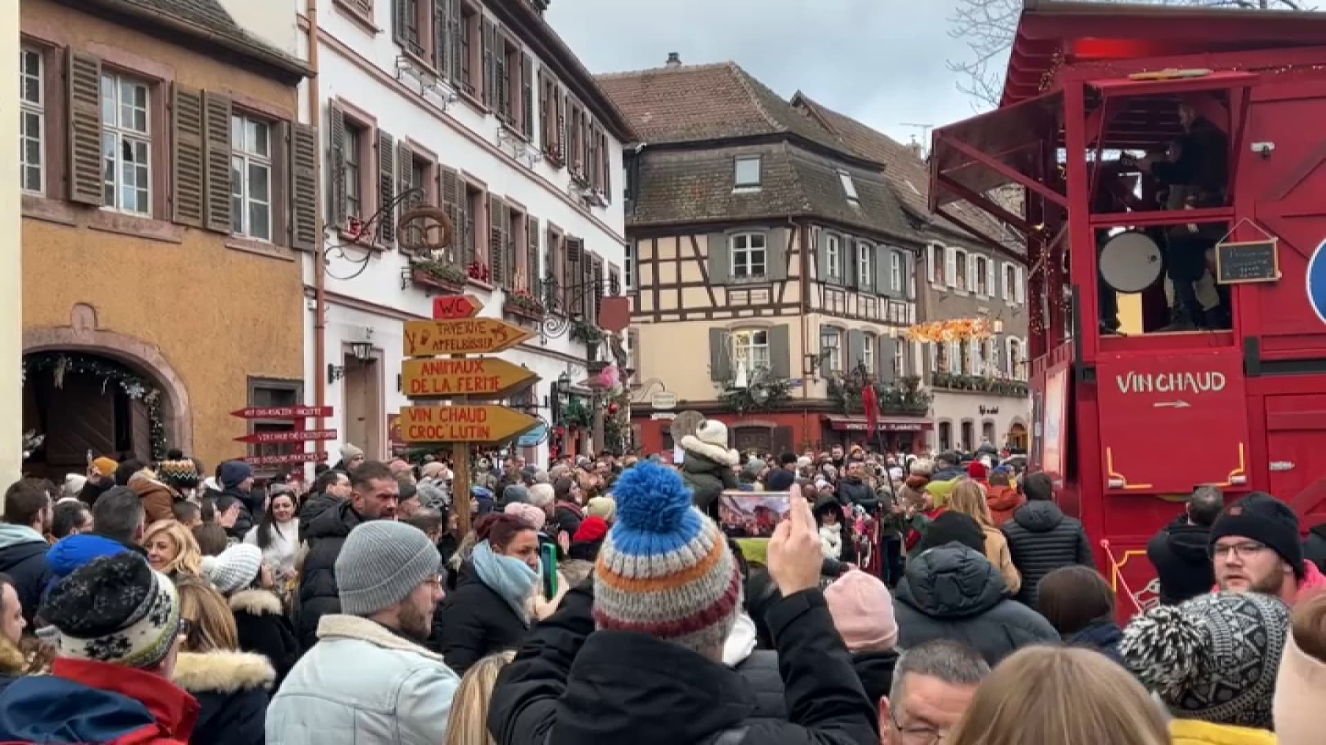 Ribeauvillé: le marché de Noël fait le plein, le débat sur la