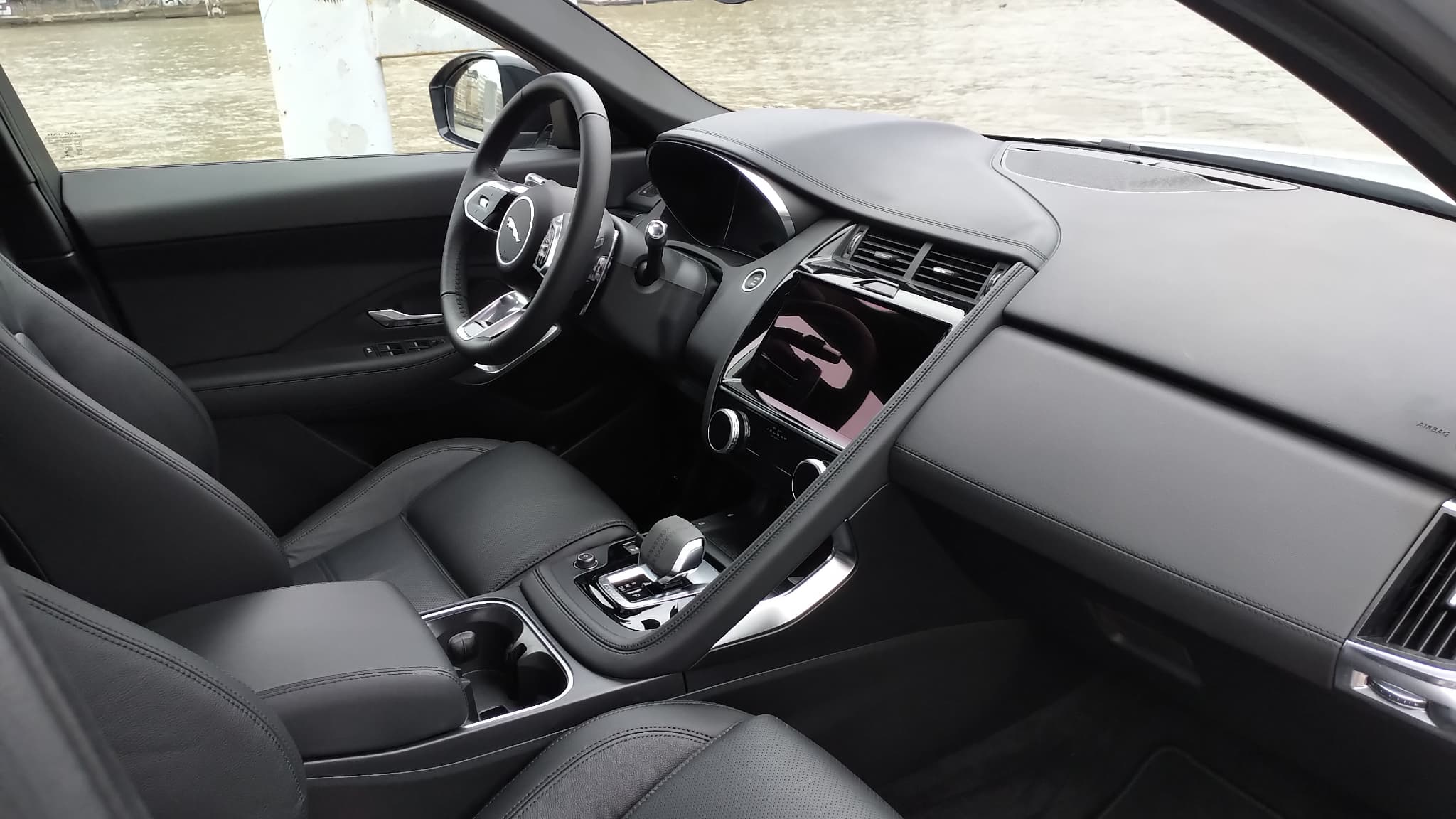 L'habitacle de ce Jaguar E-Pace. L'habitacle de ce Jaguar E-Pace.