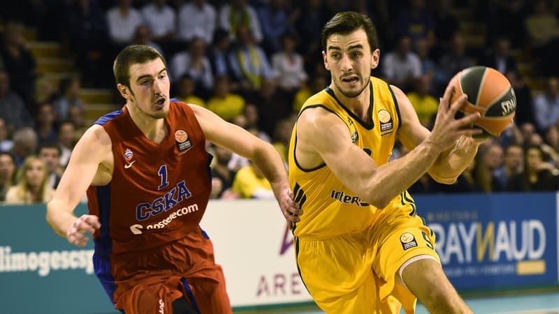 Nando De Colo (CSKA Moscou) face à Leo Westermann (Limoges CSP)
