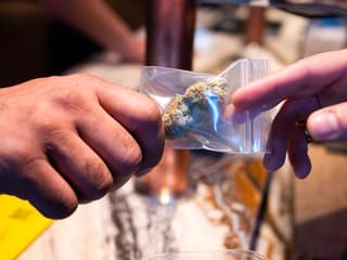 Une personne achetant du cannabis à Amsterdam en janvier 2021