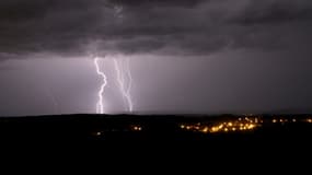 Des éclairs lors d'un orage. (Photo d'illustration)