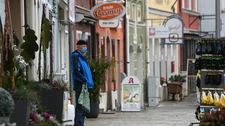 Un homme masqué dans les rues de Pfarrkirchen, en Bavière (Allemagne) le 27 octobre 2020