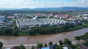 Autour de Myawaddy, à la frontière thaïlandaise, la construction de vastes complexes fortifiés se poursuit sans répit. Ces mini-villes ceintes de barbelés, surveillées par des hommes armés, continuent de s’étendre, comme le montrent des images satellites et des prises de vue par drone réalisées par l’AFP.