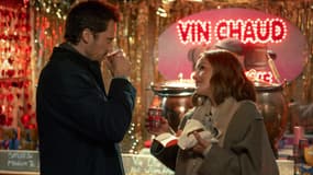 Minka Kelly et Tom Wozniczka dans "Champagne Problems", comédie romantique de Noël sur Netflix.
