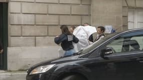 Des agents de police amenant les suspects au Palais de justice de Pau
