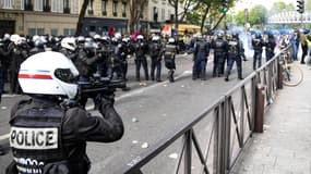 Un policier tient un lanceur de balles de défense, le 1er mai 2019 à Paris. 