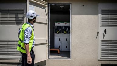 Un employé de GreenAlp, distributeur d'électricité de Grenoble, vérifie un poste électrique sans gaz SF6, le 15 juin 2021 à Grenoble