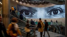 Un regard en noir et blanc signé JR a été installé gare Saint-Lazare.