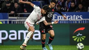 Le milieu de terrain brésilien de Lyon Lucas Paqueta, à la lutte avec le défenseur turc de Lille Zeki Celik, en clôture de la 26e journée de Ligue 1, le 27 février 2022 au Groupama Stadium à Décines-Charpieu