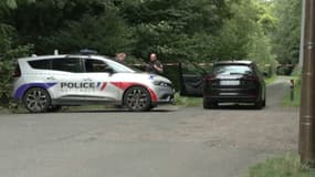 Des policiers à Pont-de-Metz dans la Somme où le corps d'un homme d'une trentaine d'années a été retrouvé égorgé et éviscéré