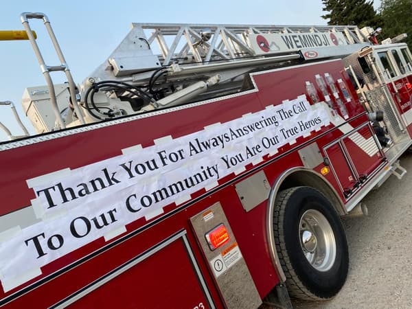 Photo des messages laissés au Canada pour remercier les pompiers français venus lutter contre les incendies en août 2023.