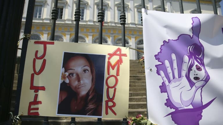 Le portrait de Julie Douib est affiché sur la grille du palais de justice de Bastia le 10 juin 2021, au premier jour du procès de son ex-compagnon pour son assassinat