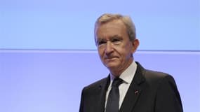 Le milliardaire français Bernard Arnault, directeur général de LVMH a fait transférer en Belgique il y a plus d'un an la quasi-totalité de sa participation dans le groupe de luxe, selon le quotidien Libération. /Photo prise le 4 février 2011/REUTERS/Gonza