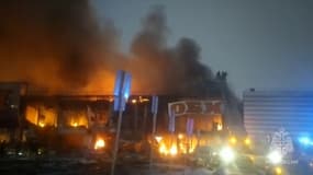 Un vaste incendie touche le centre commercial Mega Khimki dans la banlieue de Moscou en Russie, le 9 décembre 2022