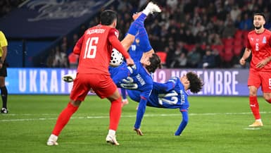 Thauvin et Akliouche tentent un ciseau en même temps lors de France-Azerbaïdjan, 10 octobre 2025