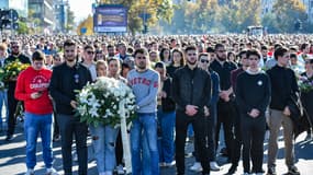Des Serbes rassemblés à Novi Sad le 1er novembre 2025 pour rendre hommage aux 16 victimes de l'effondrement de l'auvent de la gare de la ville