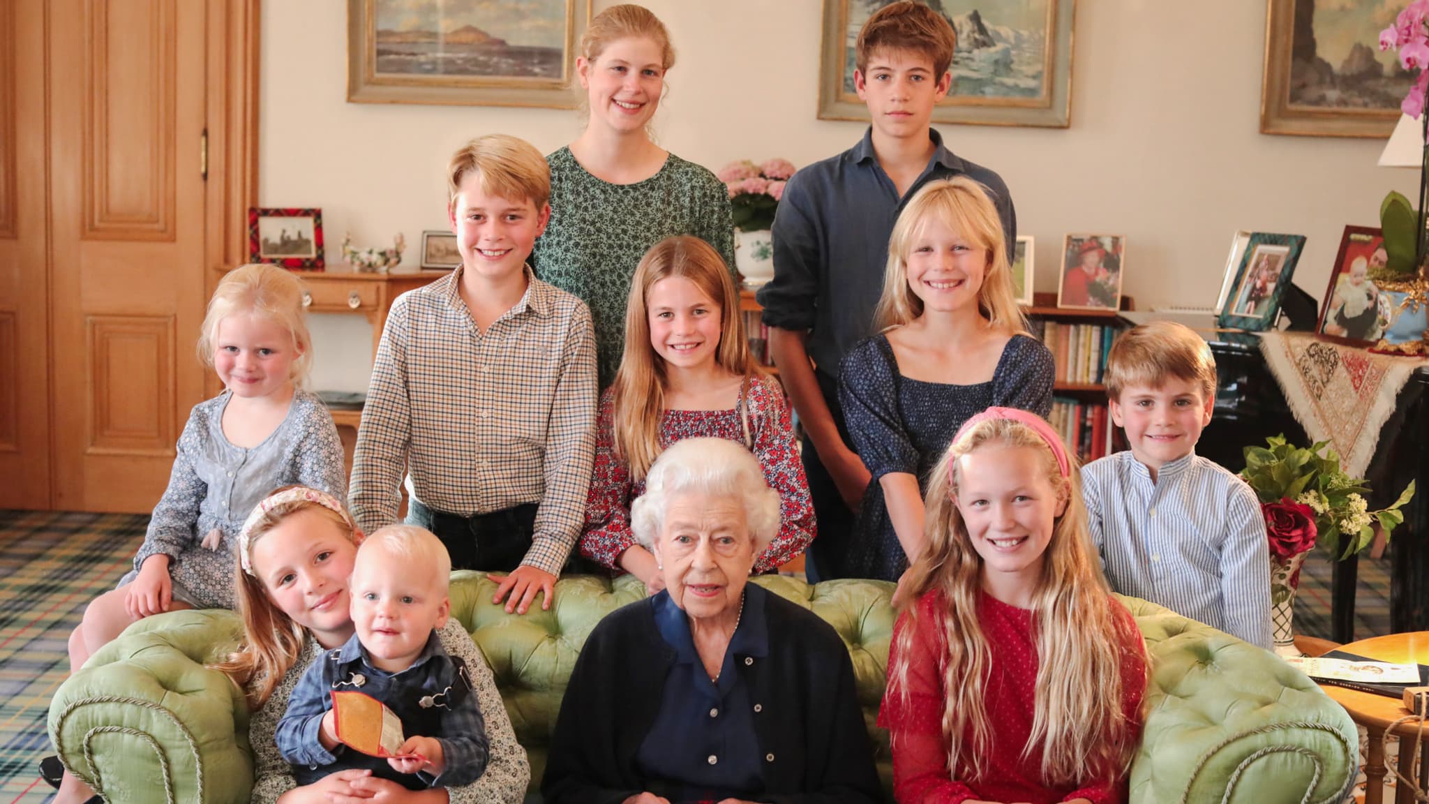 La reine Elizabeth II entourée de ses petits-enfants et arrière petits-enfants.