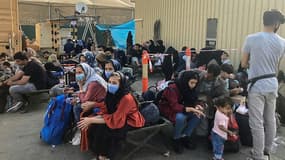 Des personnes attendent d'être évacuées d'Afghanistan à l'aéroport de Kaboul, le 18 août 2021