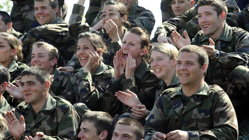 Actuellement, 40.000 civils, dont 21% de femmes, consacrent une partie de leur temps à épauler les militaires d'active