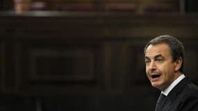 Le président du gouvernement espagnol, José Luis Rodriguez Zapatero, a confirmé vendredi que des élections législatives auraient bien lieu au mois de novembre. /Photo prise le 27 juillet 2011/REUTERS/Susana Vera