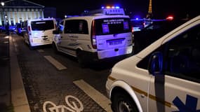 Une centaine d'ambulanciers ont bloqué, lundi 3 décembre, des accès de la place de la Concorde à Paris pour réclamer la suspension d'une réforme du financement des transports sanitaires.