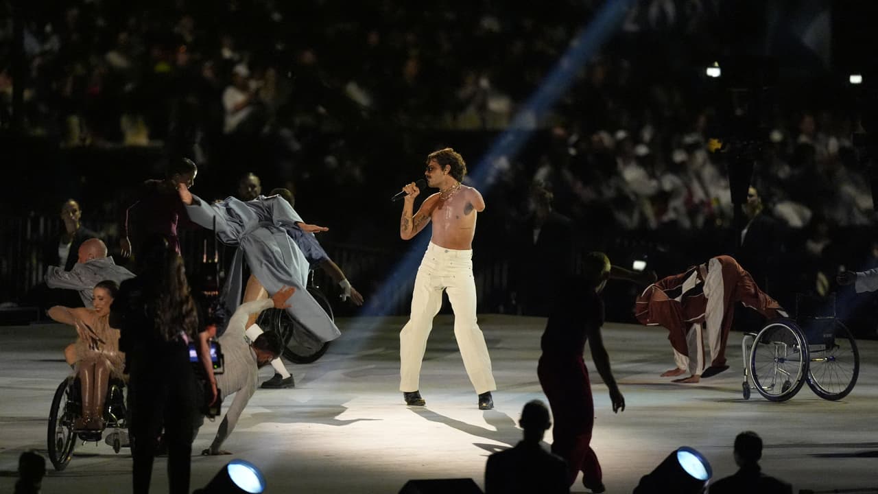Qui est Lucky Love, le chanteur qui s'est produit lors de la cérémonie