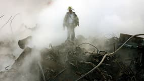 Un pompier sur les ruines du World Trade Center le 11 octobre 2001 à New York. 
