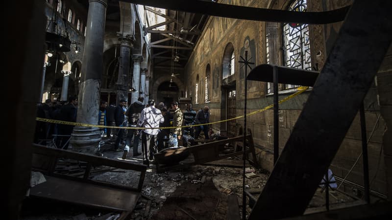 Les forces de sécurité égyptiennes inspectent la scène d'une explosion à la bombe, au Caire, le 11 décembre 2016.