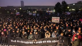 Des manifestants tiennent une banderole "Attaquer un journaliste, c'est nous attaquer tous" sur la place de la Liberté à Bratislava, le 2 mars 2018. 